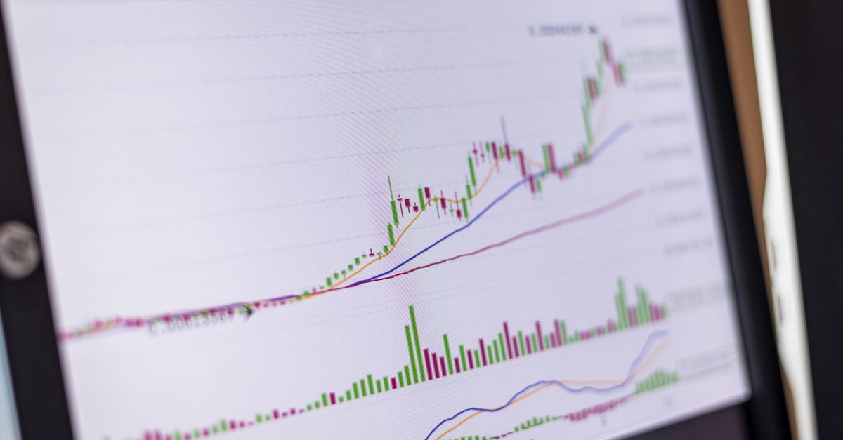 Dalende bitcoin koersgrafiek op een beeldscherm