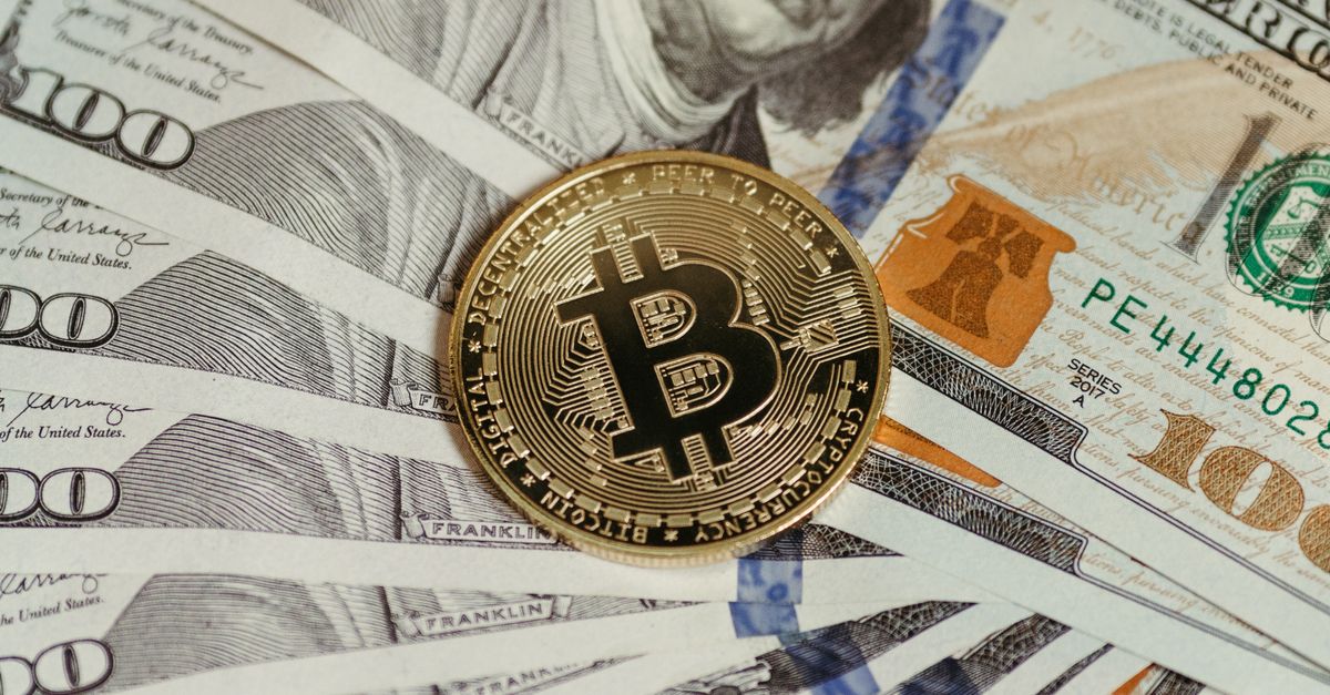 Digitale bitcoin visualisatie met zakelijk kantoor op de achtergrond